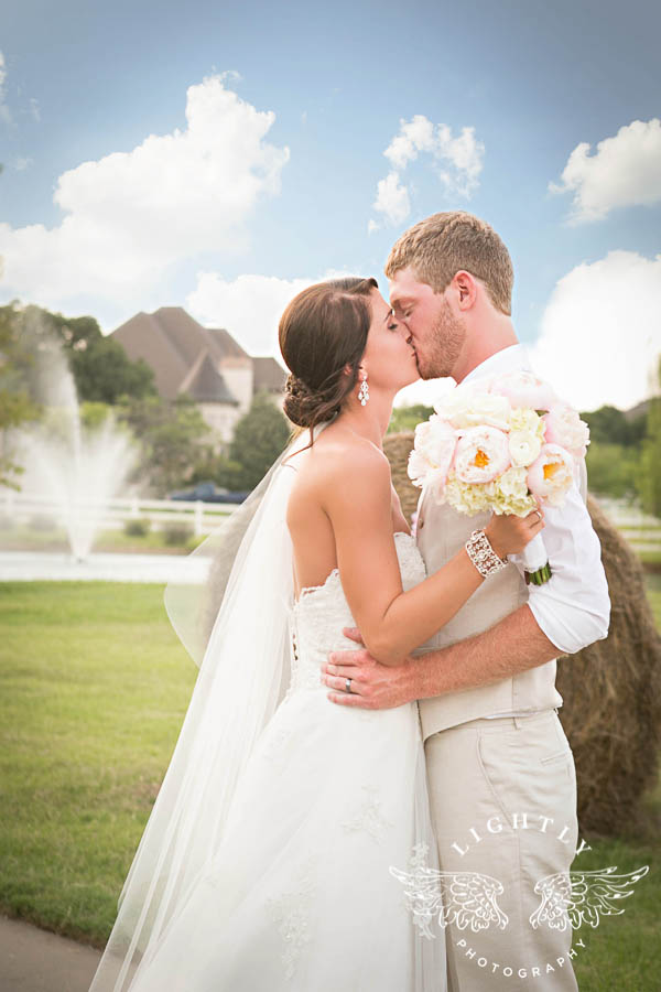 WeddingPhotography-Private-Residence-Lightly-Photography-Mansfield-Texas-Outdoor-Wedding-Amanda-McCollum-Candice-David-0036